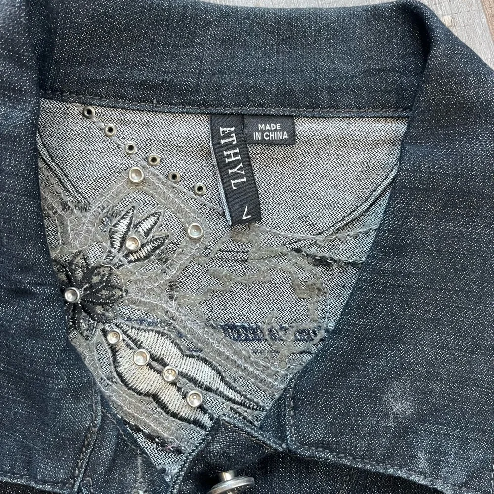 Denim Jean jacket with lots of bling, new without tags - Picture 11 of 12